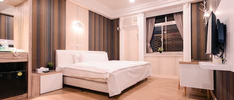 Chambre Standard avec lits jumeaux, 1 trĂšs grand lit | Vue de la chambre