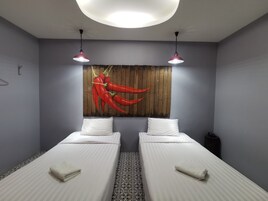 Quarto duplo standard | Escrivaninha, Wi-Fi de cortesia, roupa de cama