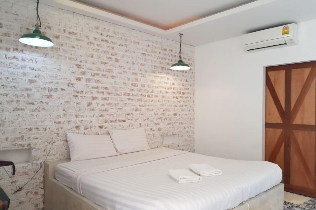 Desk, WiFi (free), bed sheets