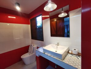 Standardværelse med 2 enkeltsenge | Badeværelse | Bruser, gratis toiletartikler, bidet, håndklæder