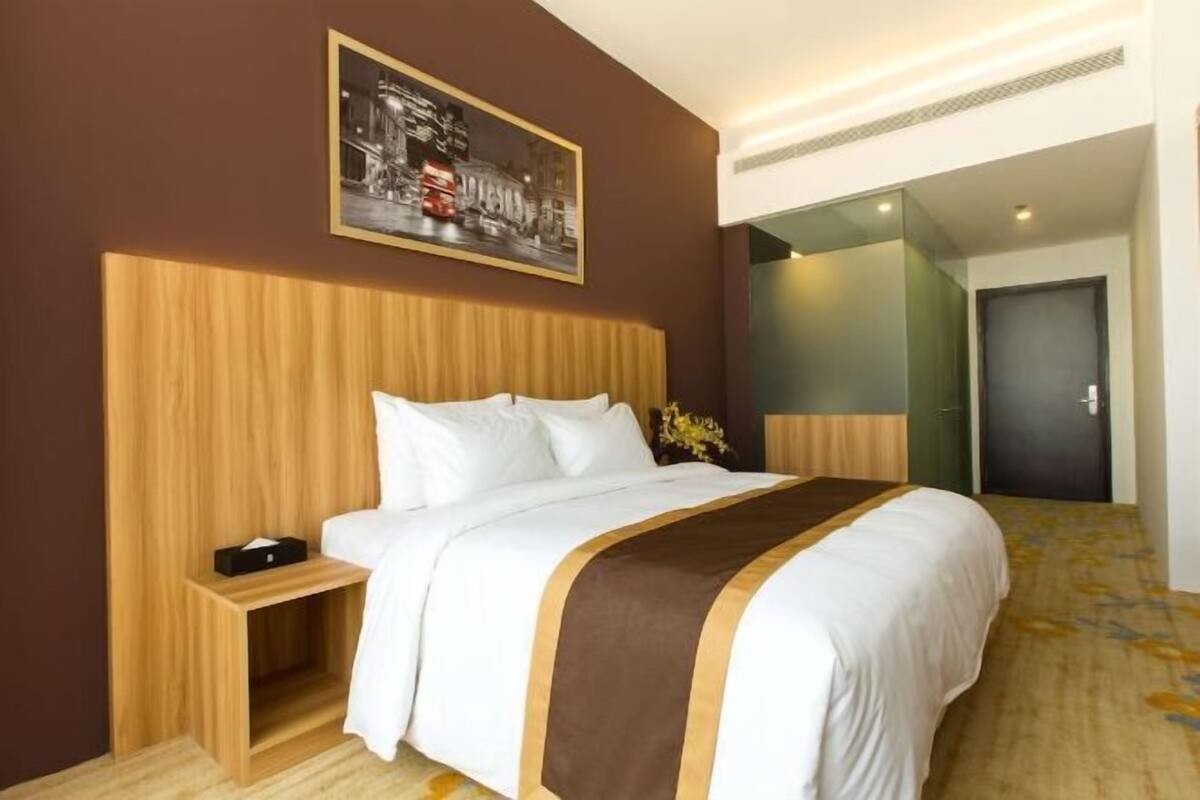 Free minibar, in-room safe, desk, soundproofing