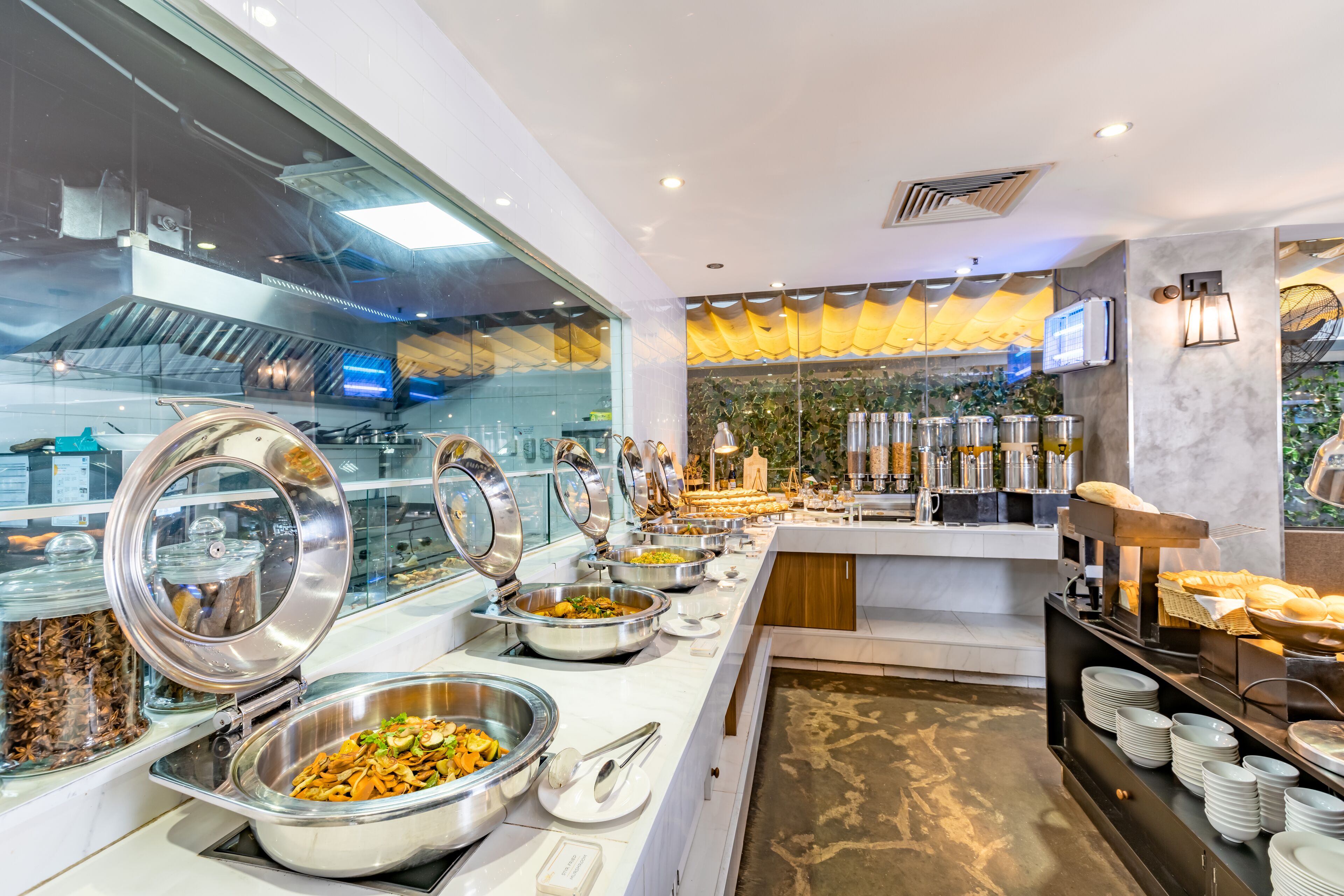 daily buffet breakfast (vnd 250000 per person)