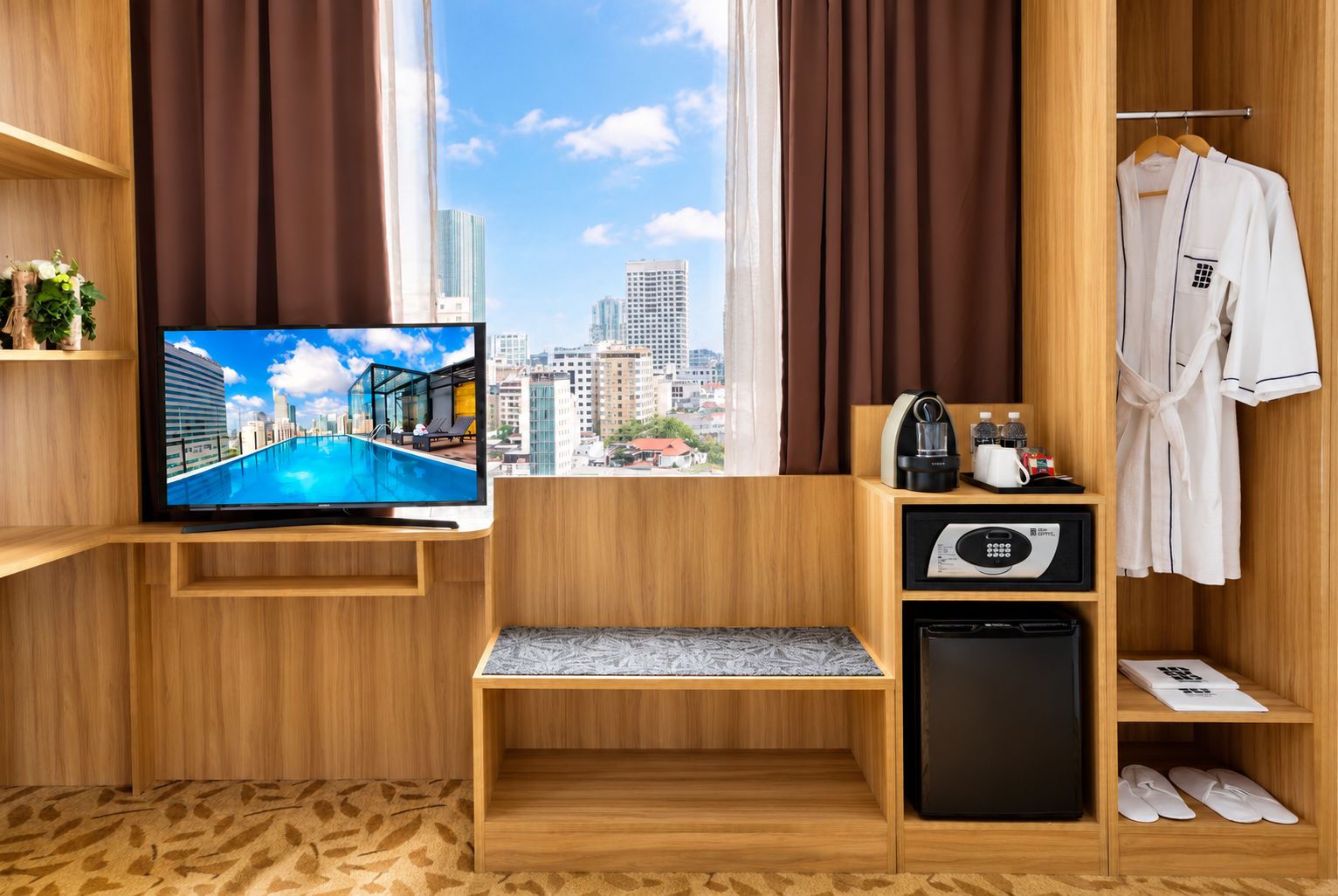 Habitación de hotel con una televisión que muestra vista a la piscina, un minibar, una bata y un zapatero.