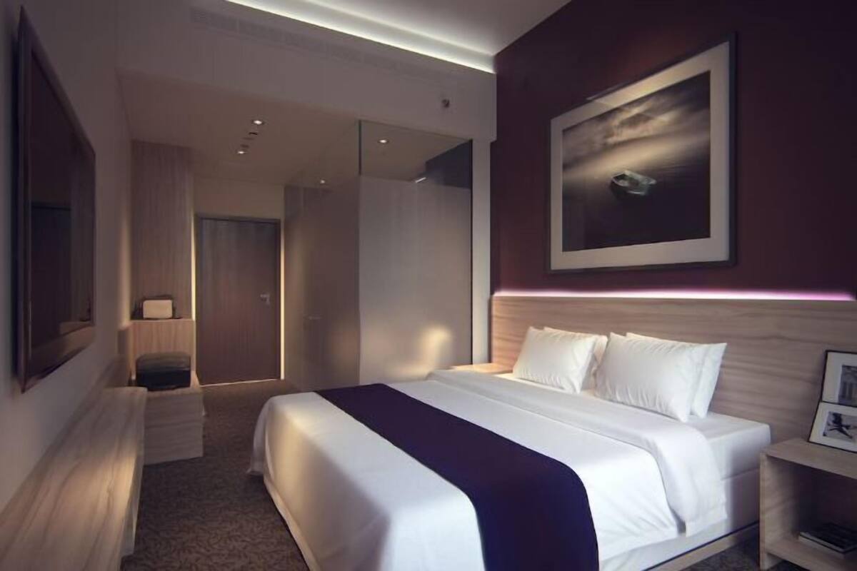 Free minibar, in-room safe, desk, soundproofing