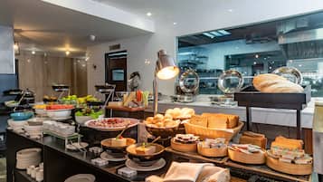 Se ofrece un desayuno bufé (250000 VND por persona)