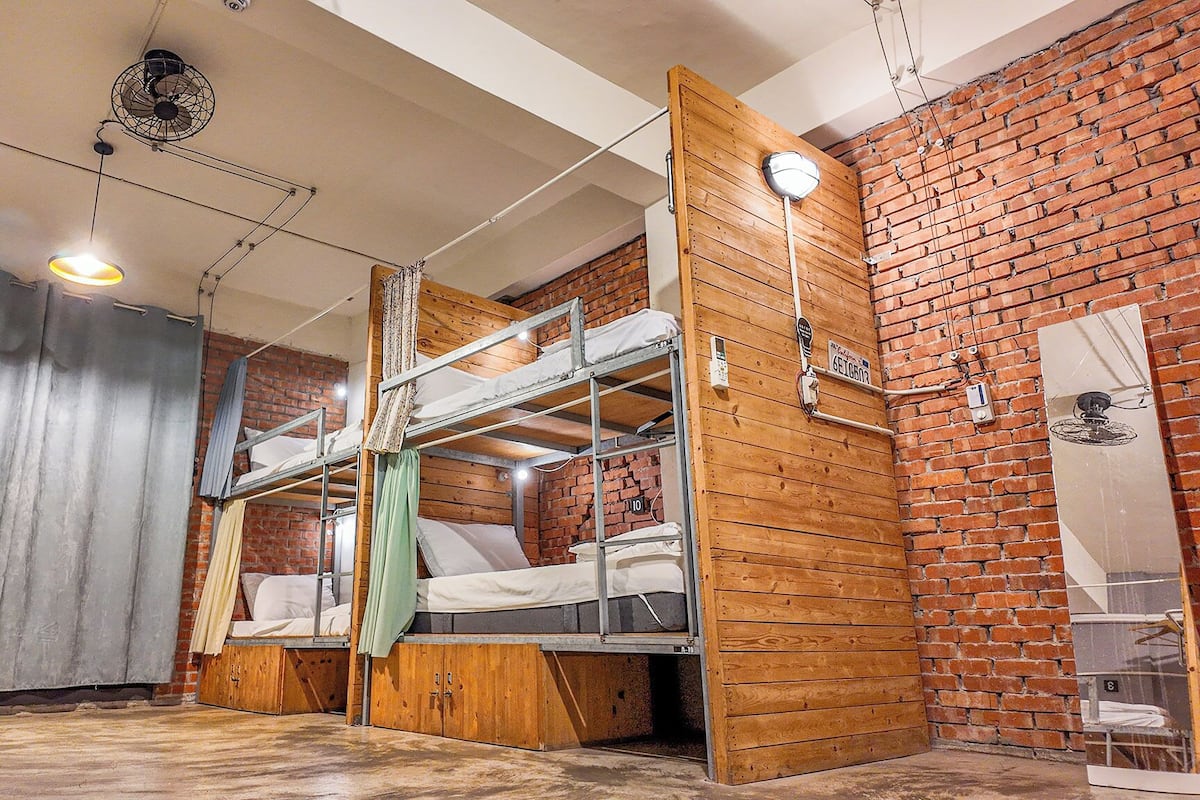 10 bed Mixed Dorm | Individually decorated, soundproofing, free WiFi, bed sheets
