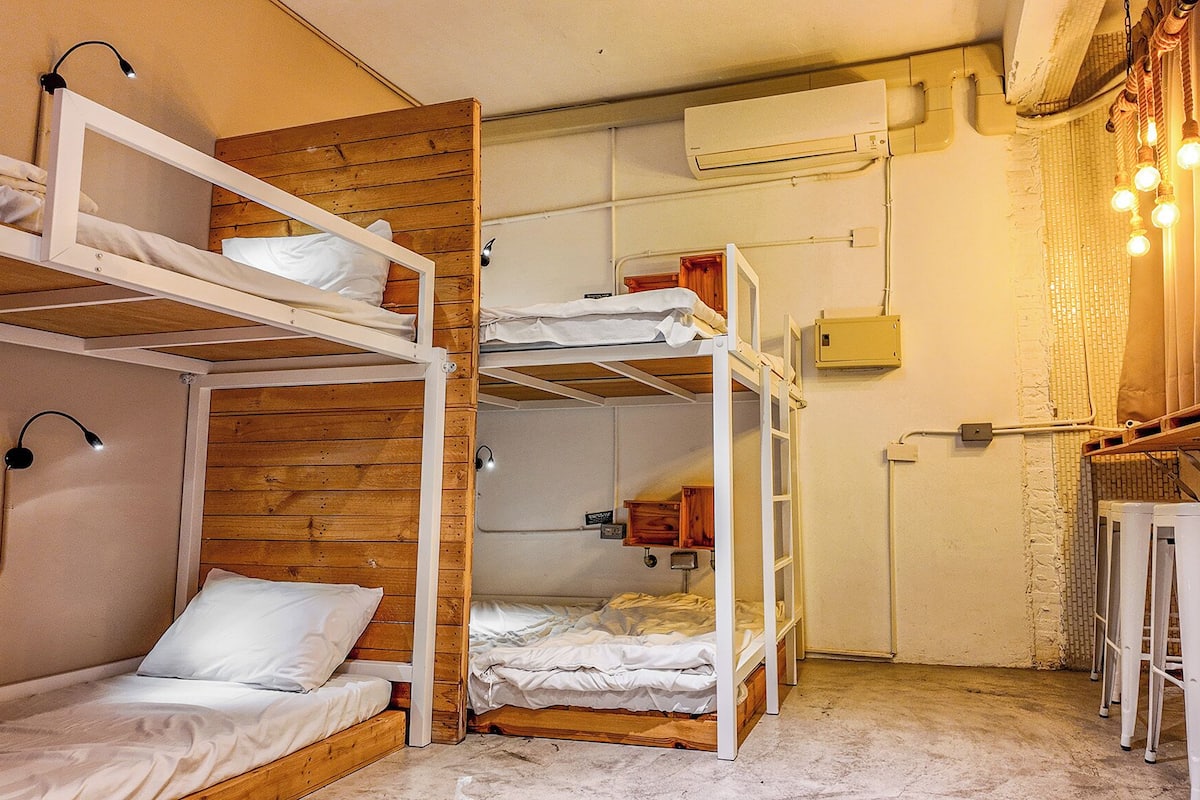 Comfort Room | Individually decorated, soundproofing, free WiFi, bed sheets