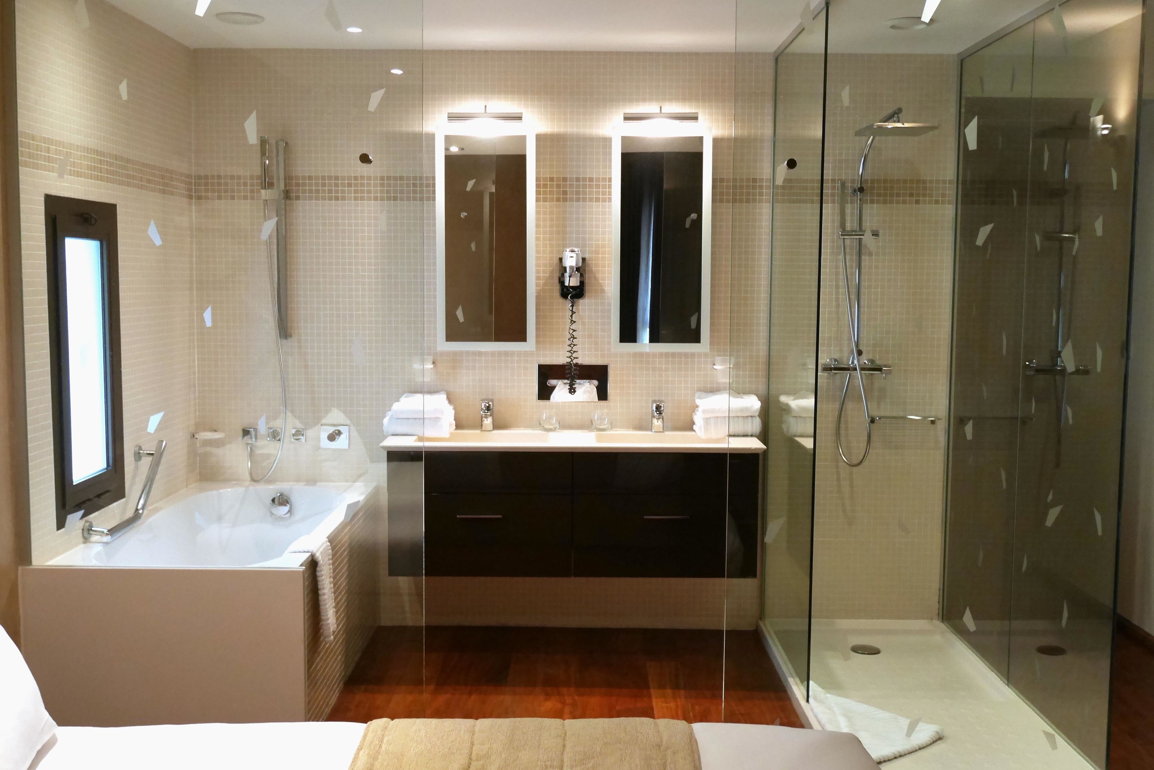 junior suite | bathroom | free toiletries, hair dryer, towels