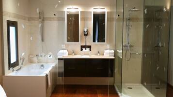 Suite Junior | Kamar mandi | Perlengkapan mandi gratis, pengering rambut, dan handuk