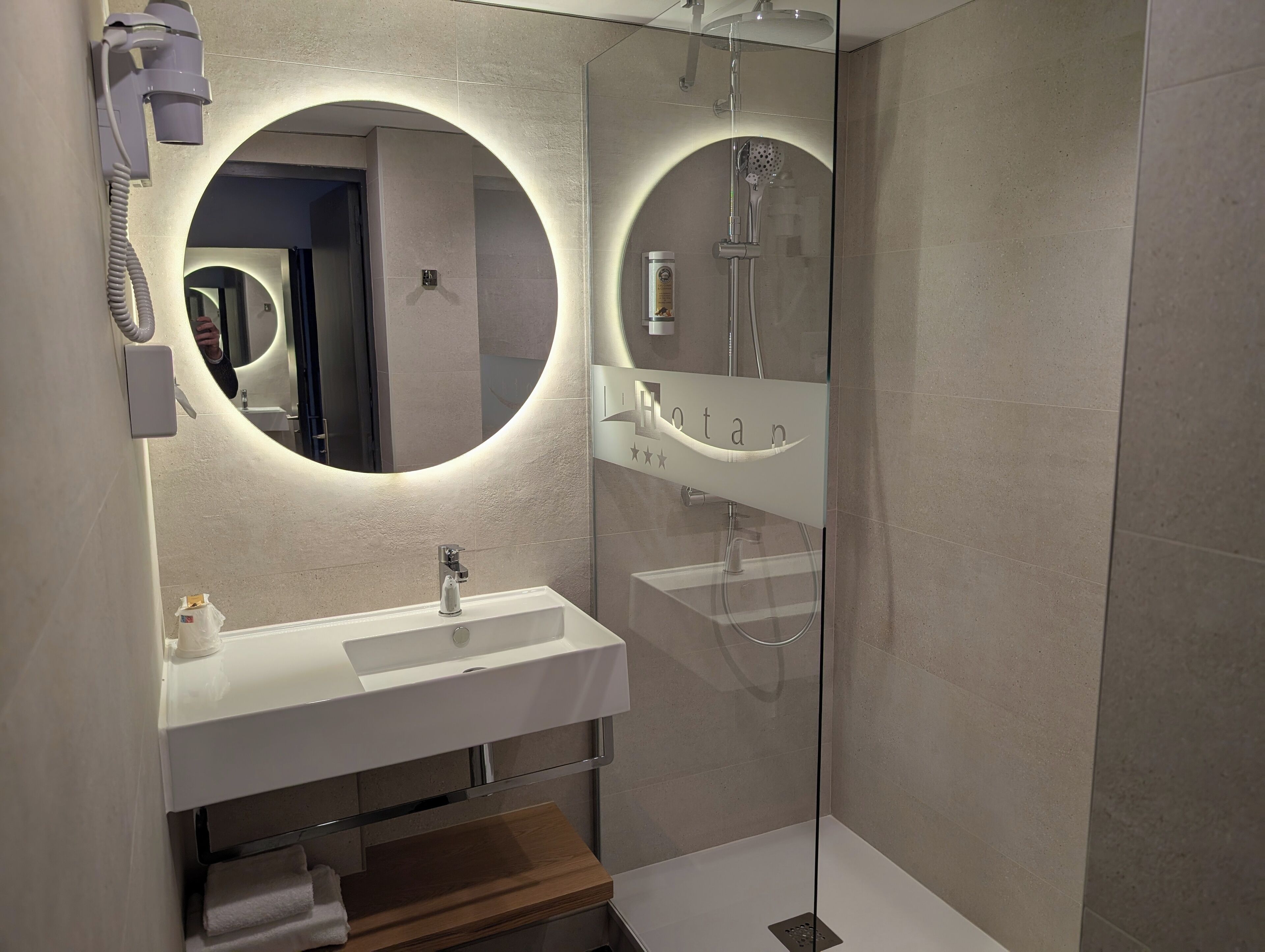 Ilmaiset hygieniatuotteet, hiustenkuivaaja, pyyhkeet