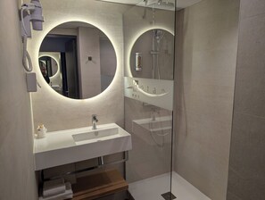Free toiletries, hair dryer, towels - Hôtel L'Hotan (Portet-sur-Garonne)