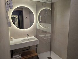 Produtos de toalete grátis, secador de cabelo, toalhas de banho 