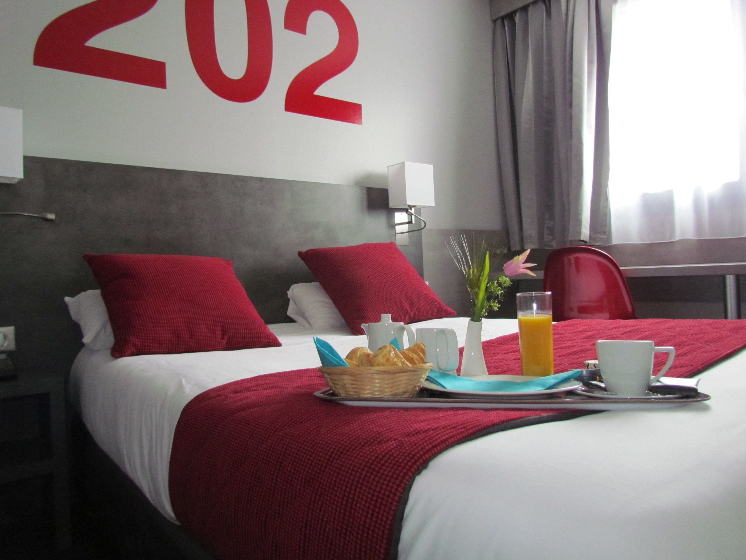 Een minibar, een bureau, verduisterende gordijnen, geluiddichte muren