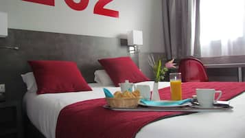 Een minibar, een bureau, verduisterende gordijnen, geluiddichte muren