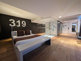 Junior-svíta | Míníbar, skrifborð, myrkratjöld/-gardínur, hljóðeinangrun