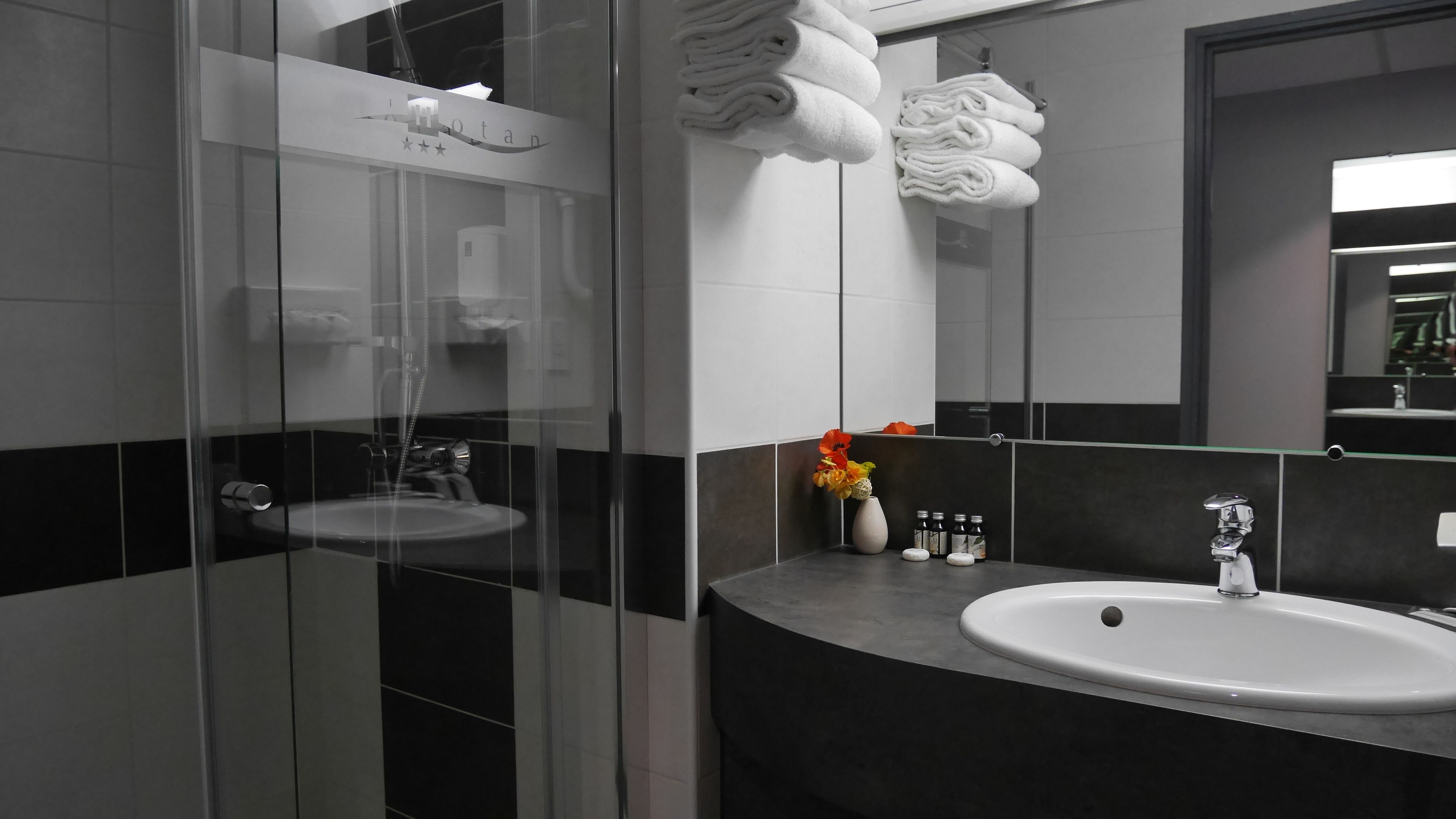 superior single room | bathroom | free toiletries, hair dryer, towels