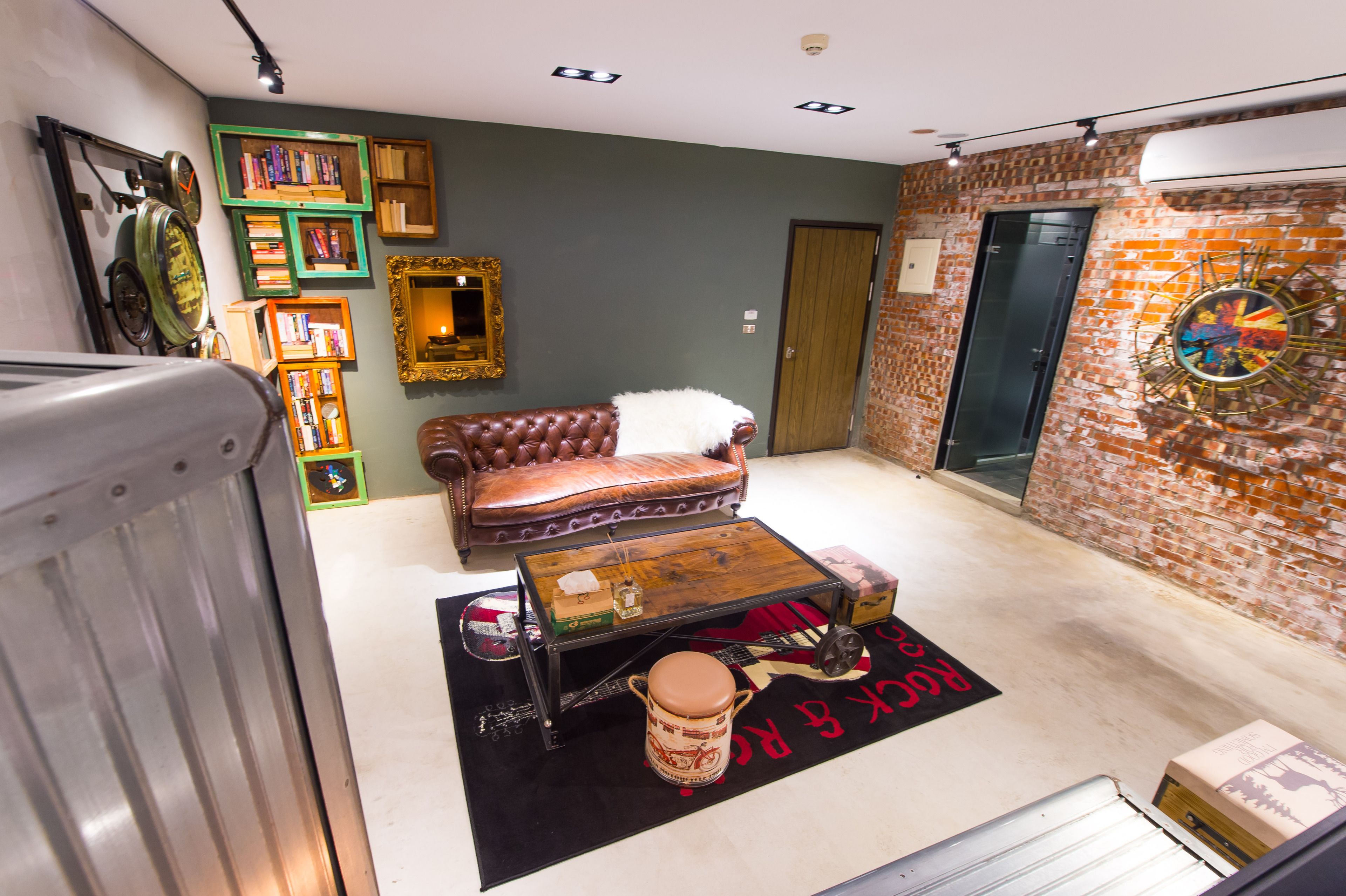 quadruple room (steam) | living area | 42-inch led tv with digital channels, tv