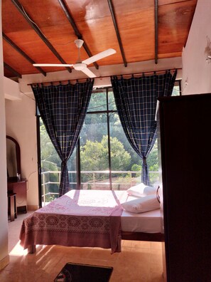 Deluxe-Doppelzimmer, Balkon, Bergblick | Zimmersafe, Schreibtisch, Zustellbetten, kostenloses WLAN