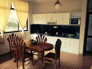 Junior suite, balkon, uitzicht op bergen | Woonruimte