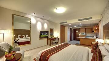 Standard Studio | Minibar, in-room safe, desk, laptop workspace