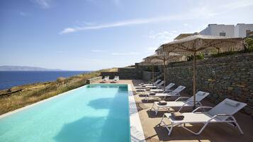 Außenpool (je nach Saison geöffnet), Sonnenschirme, Liegestühle