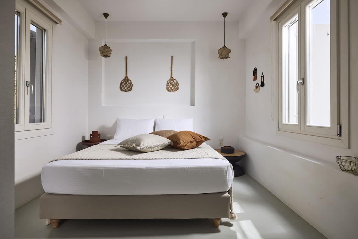 Superior suite, uitzicht op zee | Een strijkplank/strijkijzer, gratis wifi, beddengoed