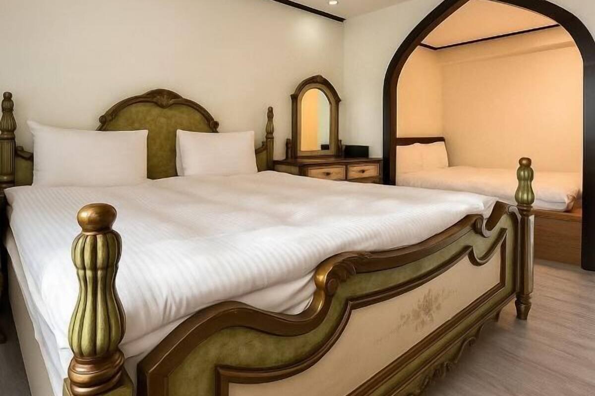 Prémium ágynemű, pehelypaplan, íróasztal és hangszigetelés