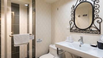 Superior Triple Room | Bathroom