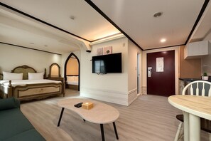 Chambre Quadruple Confort | Literie de qualité supérieure, couette en duvet d'oie, bureau