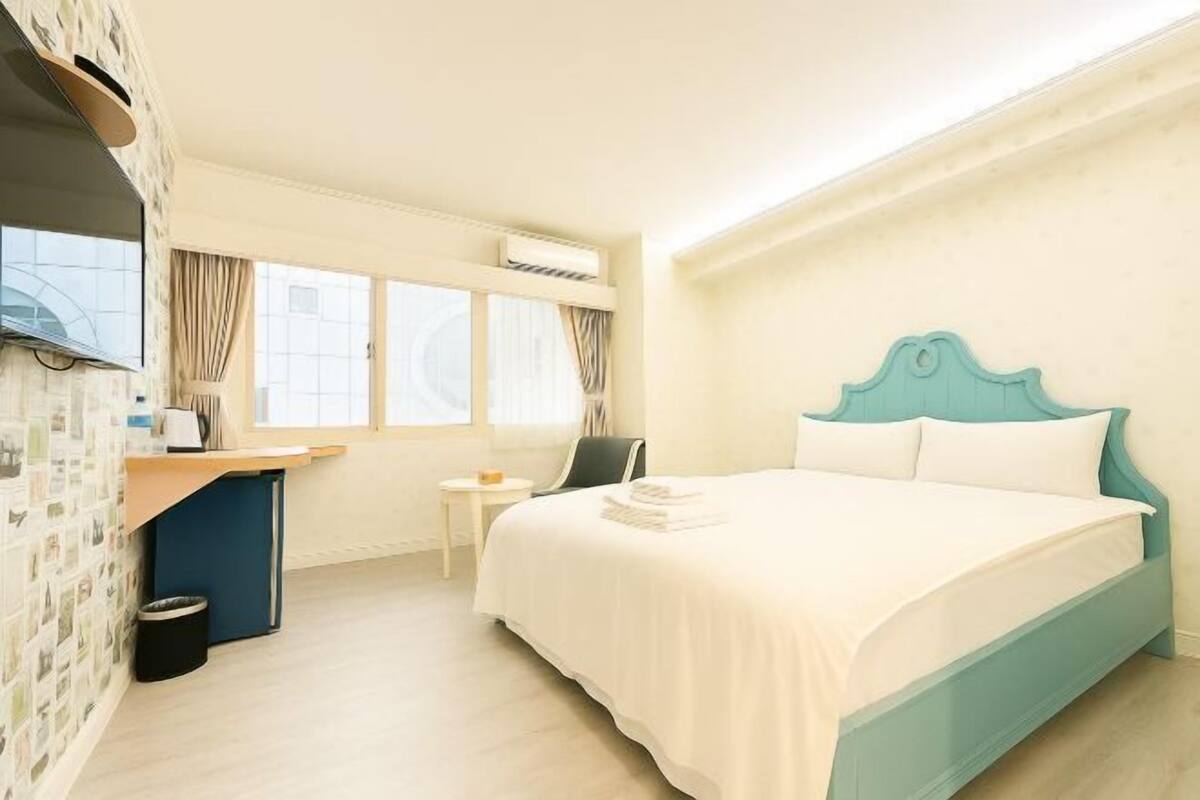 Prémium ágynemű, pehelypaplan, íróasztal és hangszigetelés