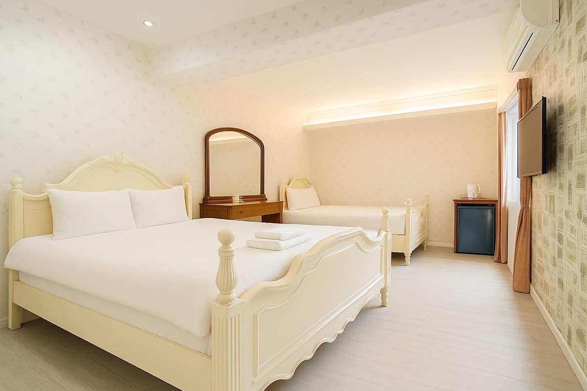 Superior Quadruple Room, 1 Bedroom | Peralatan tempat tidur premium, gebar bulu kapas, meja, kalis bunyi