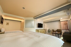 Deluxe Quadruple Room | Premium bedding, down comforters, desk, soundproofing - Hotel Elizabeth (Taichung)