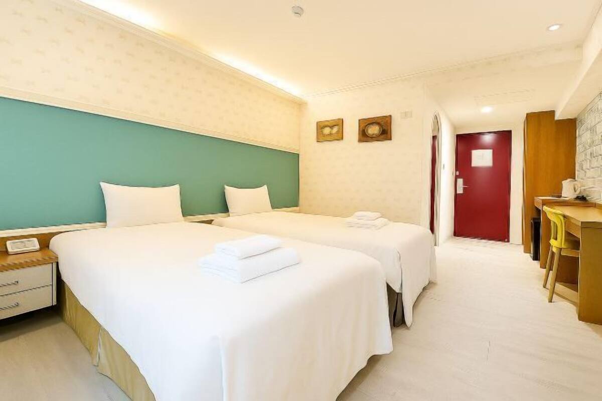 Prémium ágynemű, pehelypaplan, íróasztal és hangszigetelés