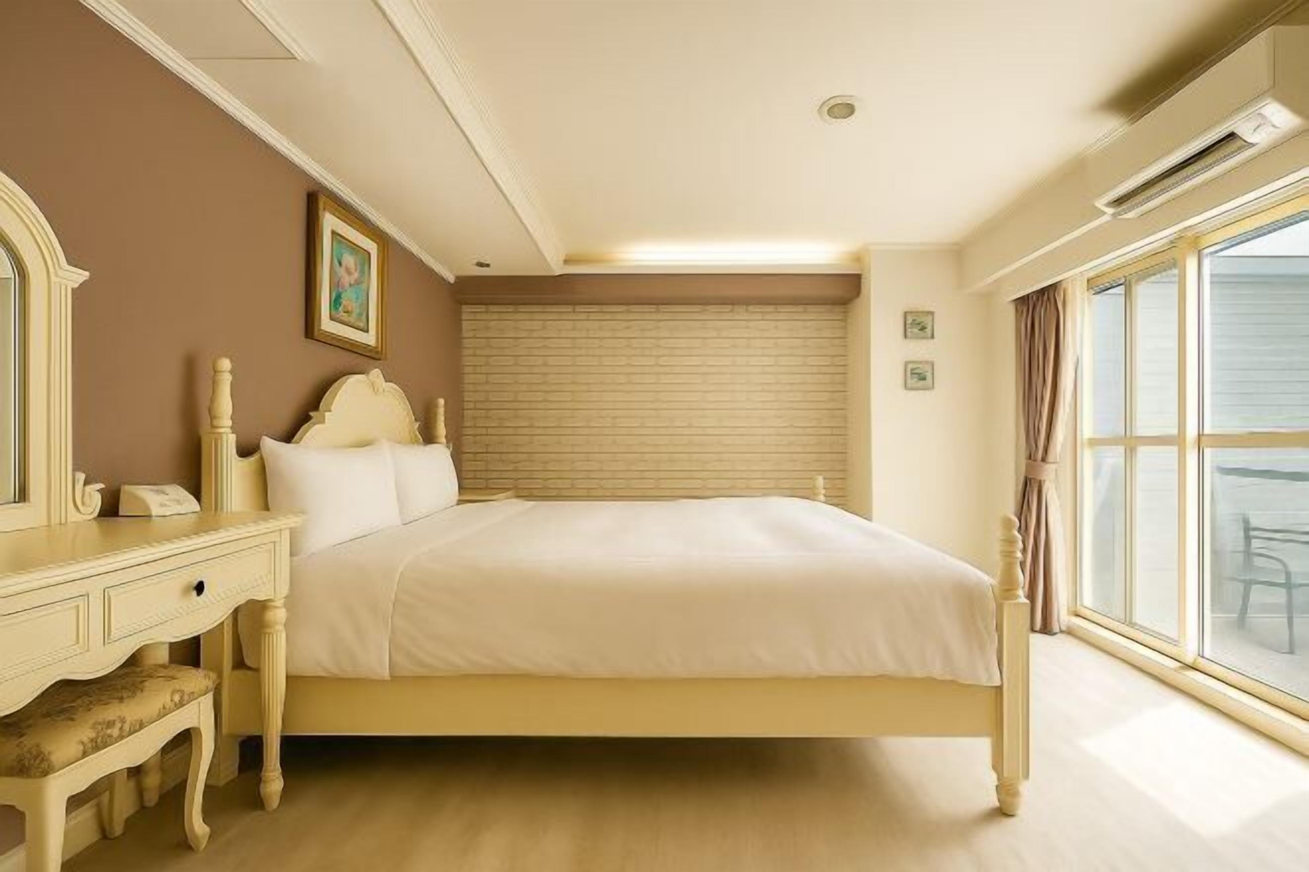 Premium bedding, down comforters, desk, soundproofing