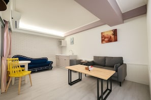 Deluxe Double Room | Living area | 40-inch LCD TV with cable channels, TV - Hotel Elizabeth (Taichung)