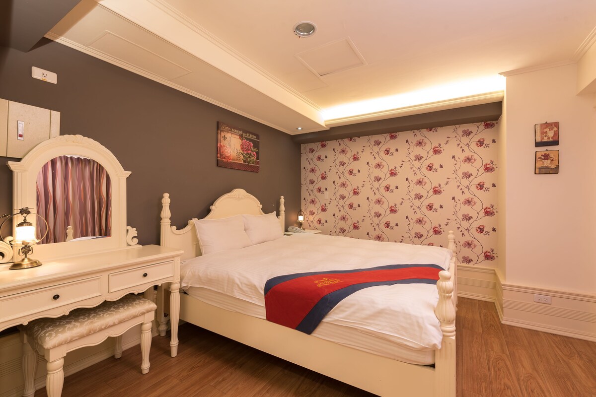 Premium bedding, down duvets, desk, soundproofing