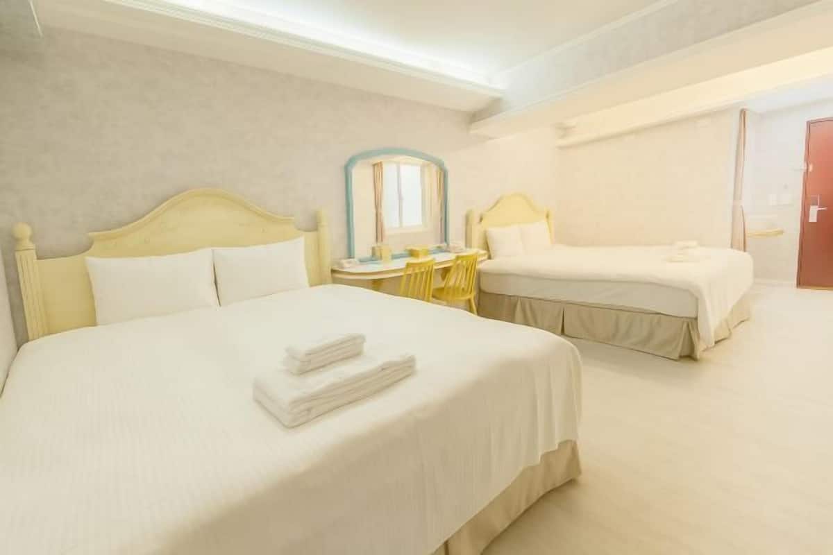 Prémium ágynemű, pehelypaplan, íróasztal és hangszigetelés