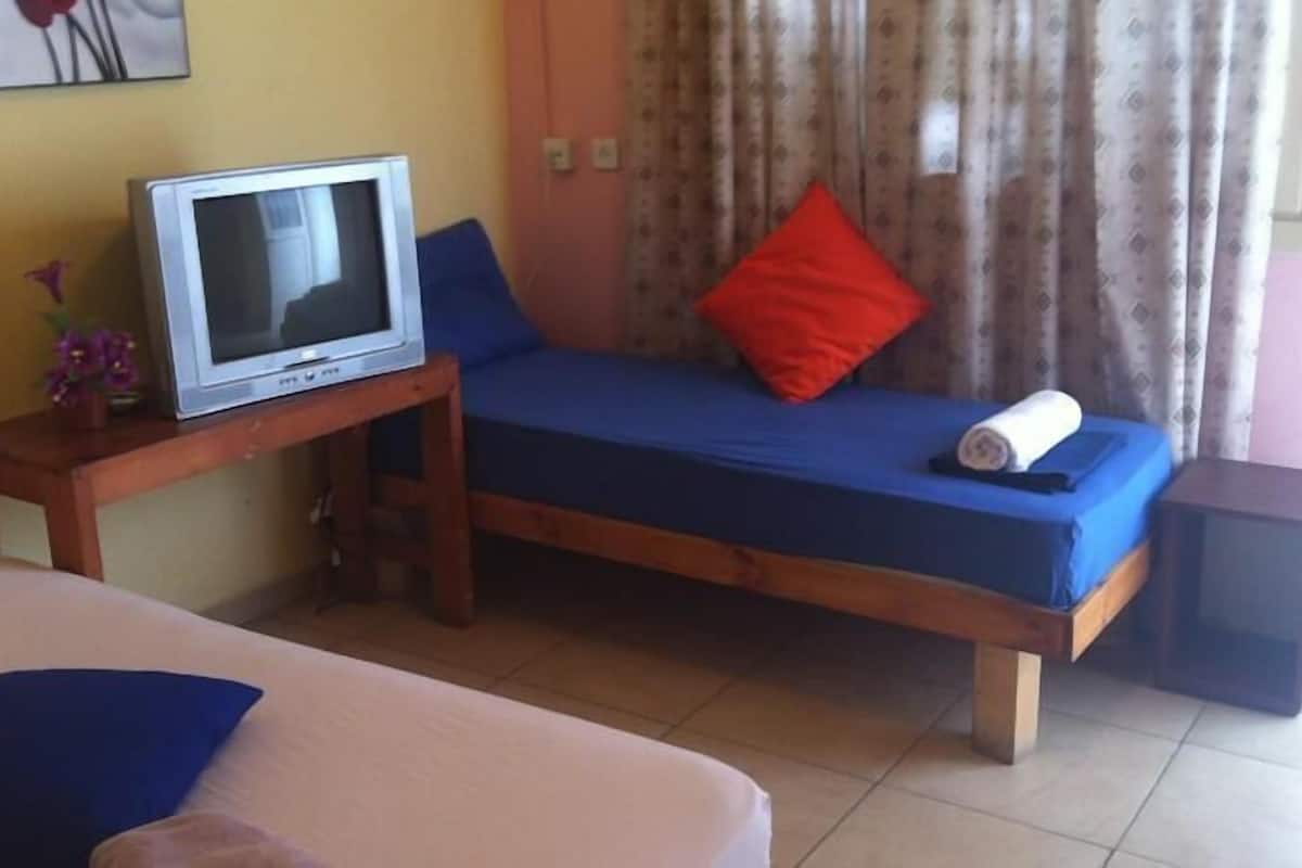 Economy kamer, 1 twee- of 2 eenpersoonsbedden | Een kluis op de kamer, beddengoed