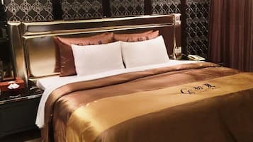 Una habitación de hotel con cama, mesita de noche y decoración en la pared.