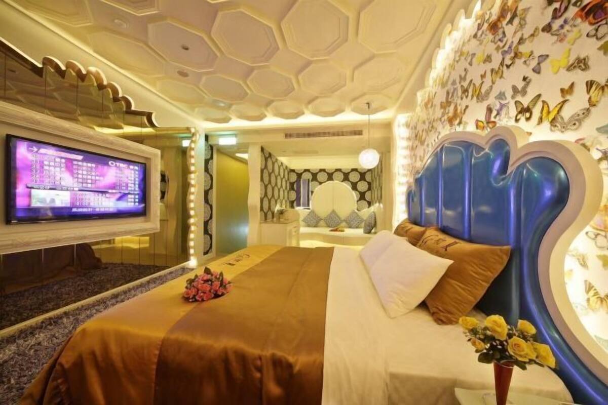 Soundproofing, free WiFi, bed sheets