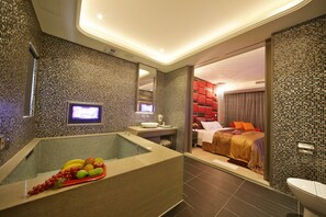Superior Double Room | Bathroom | Separate tub and shower, jetted tub, free toiletries, hair dryer - Chusha Motel (Gongguan)