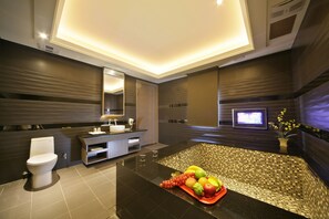 Superior Double Room | Bathroom | Separate bathtub and shower, jetted bath, free toiletries, hair dryer - Chusha Motel (Gongguan)