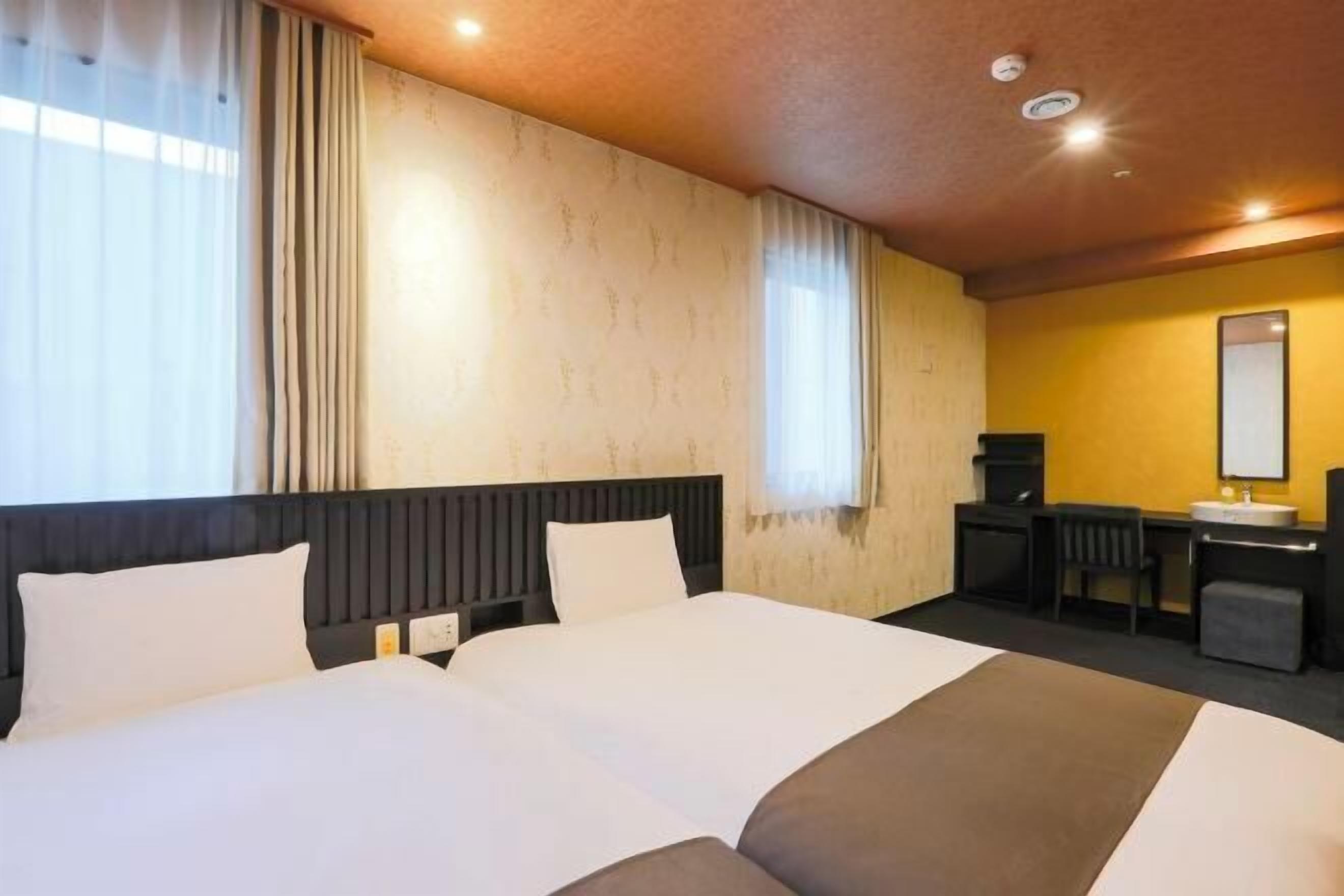 ผ้าม่านกันแสง, เตารีด/โต๊ะรีดผ้า, Wi-Fi ฟรี, ผ้าปูที่นอน