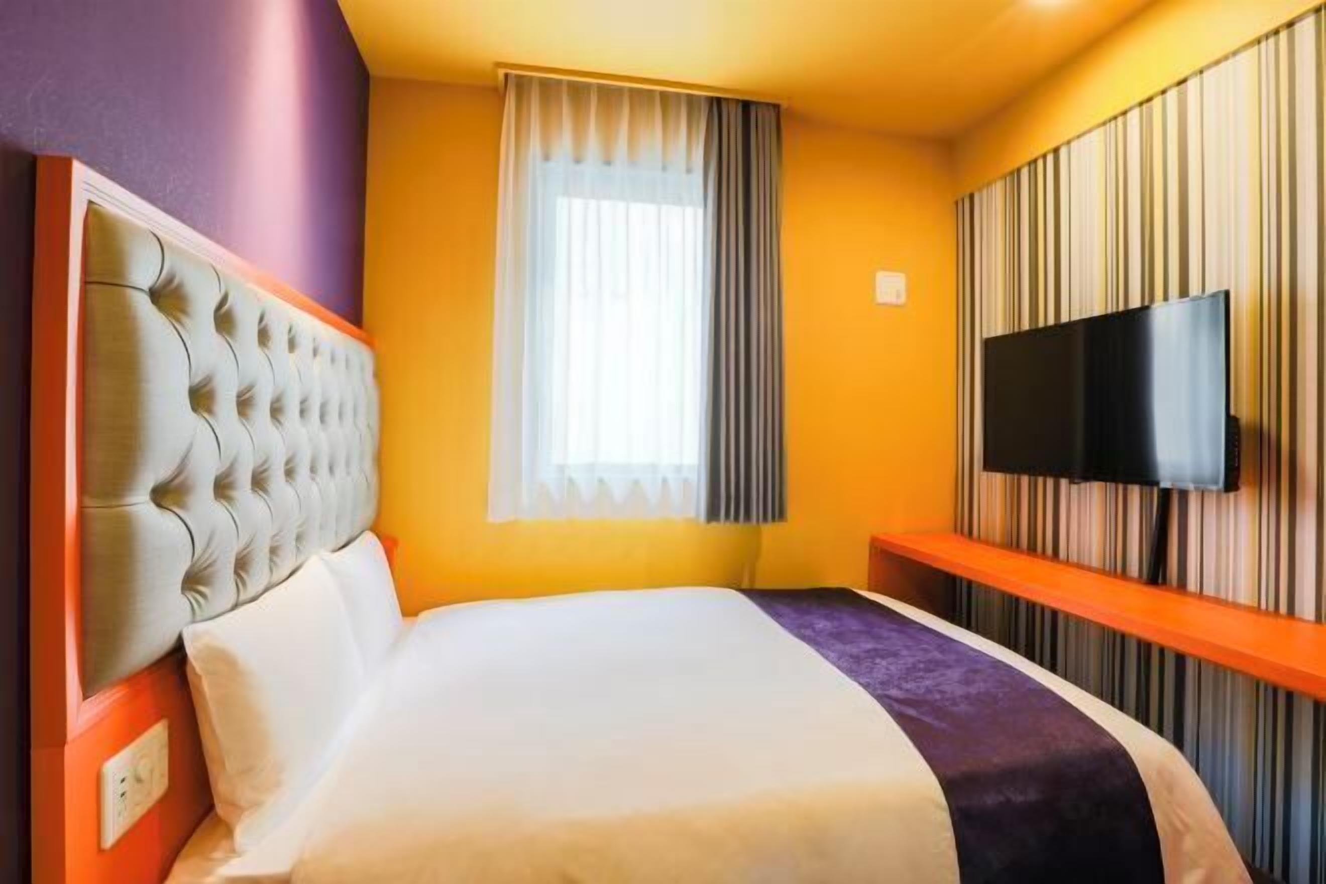 ผ้าม่านกันแสง, เตารีด/โต๊ะรีดผ้า, Wi-Fi ฟรี, ผ้าปูที่นอน