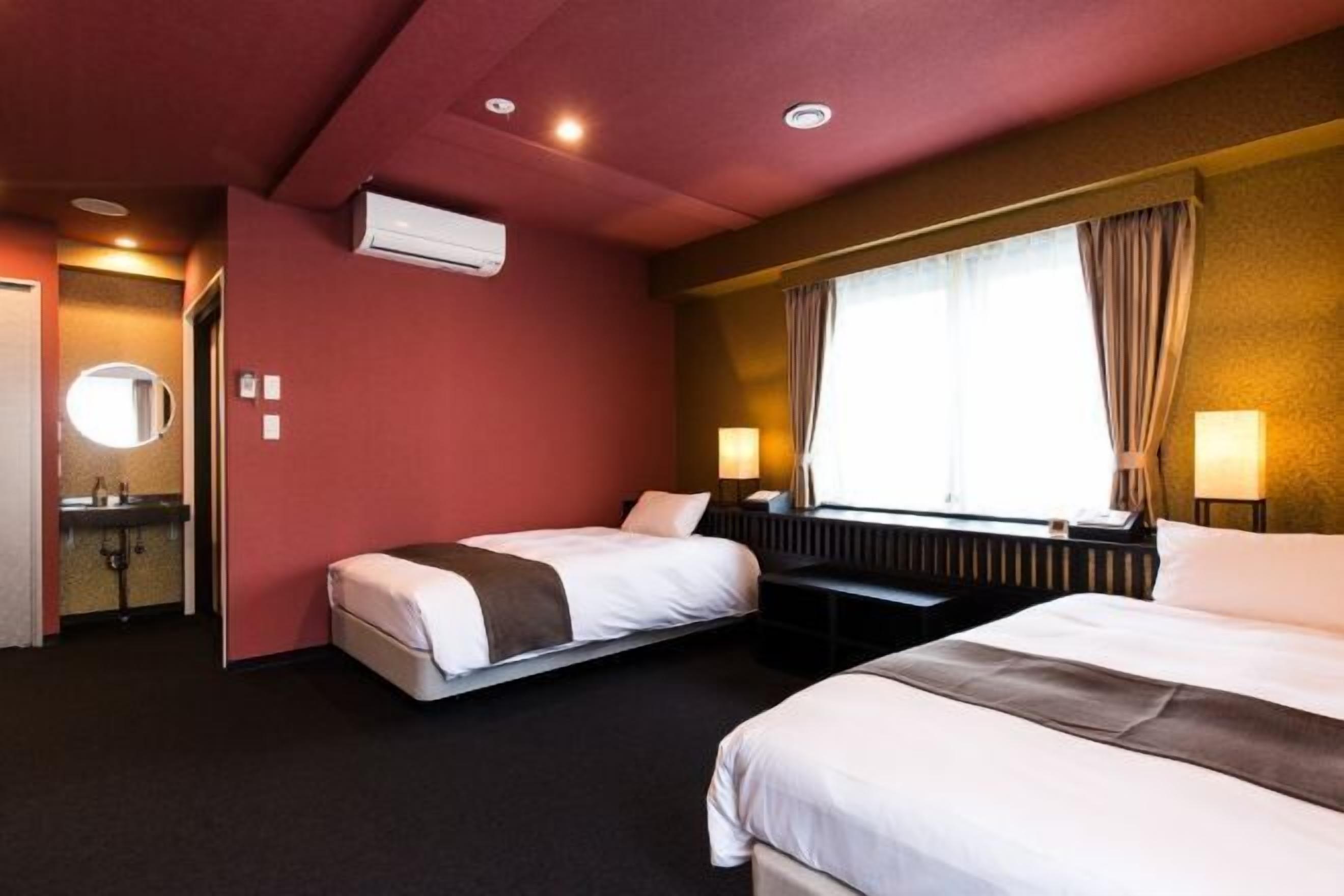 ผ้าม่านกันแสง, เตารีด/โต๊ะรีดผ้า, Wi-Fi ฟรี, ผ้าปูที่นอน