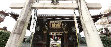 Ein traditionelles japanisches Torii-Tor mit Eingang zu einem Schrein.