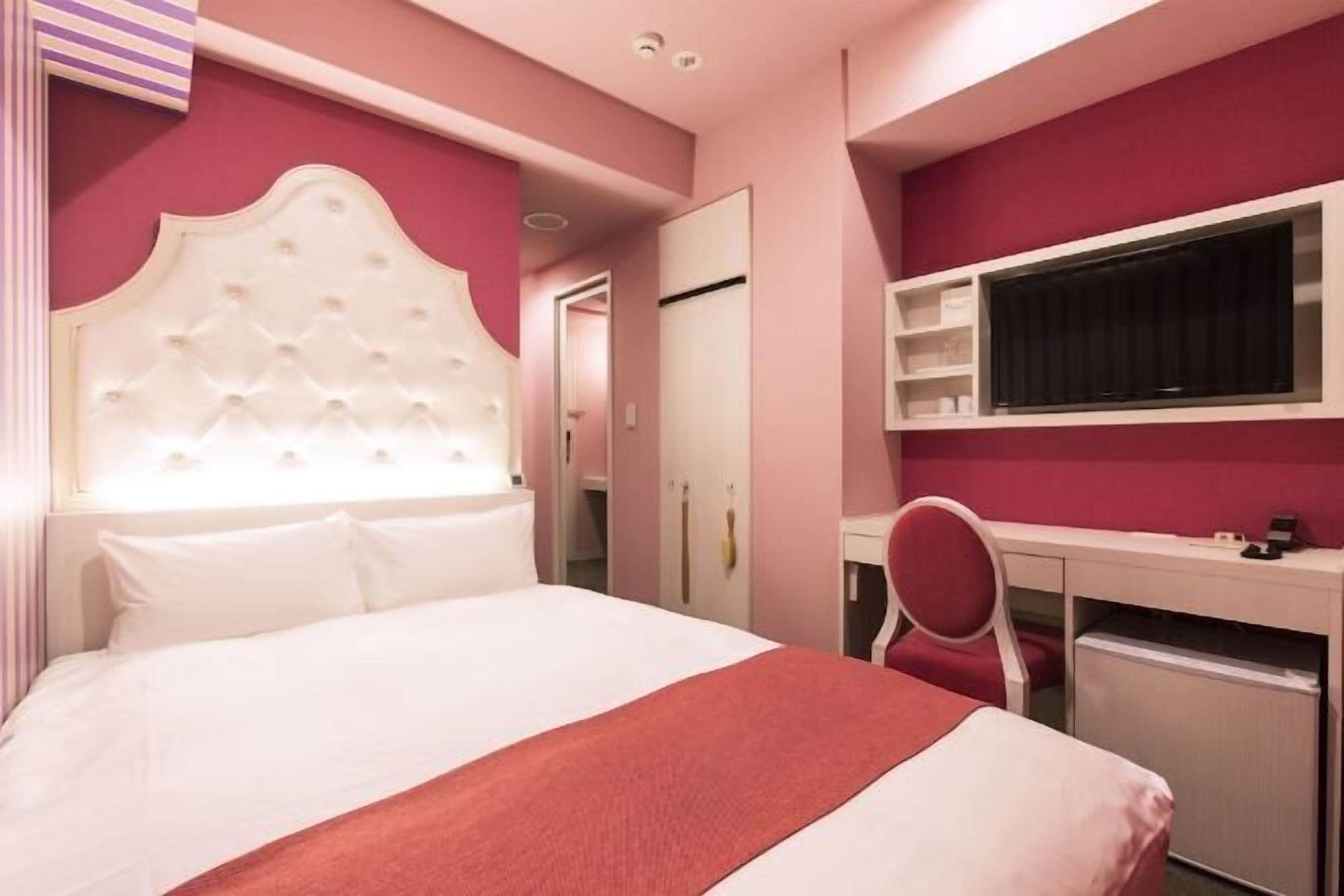 ผ้าม่านกันแสง, เตารีด/โต๊ะรีดผ้า, Wi-Fi ฟรี, ผ้าปูที่นอน