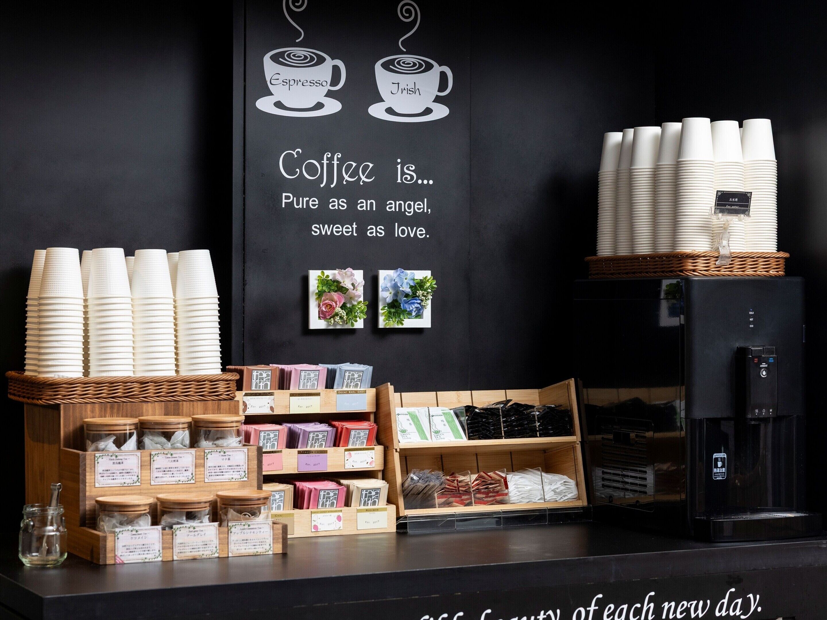 Ein Tresen in einem Café mit Stapeln von Papierbechern, einer Kaffeemaschine und verschiedenen Kaffeeprodukten.