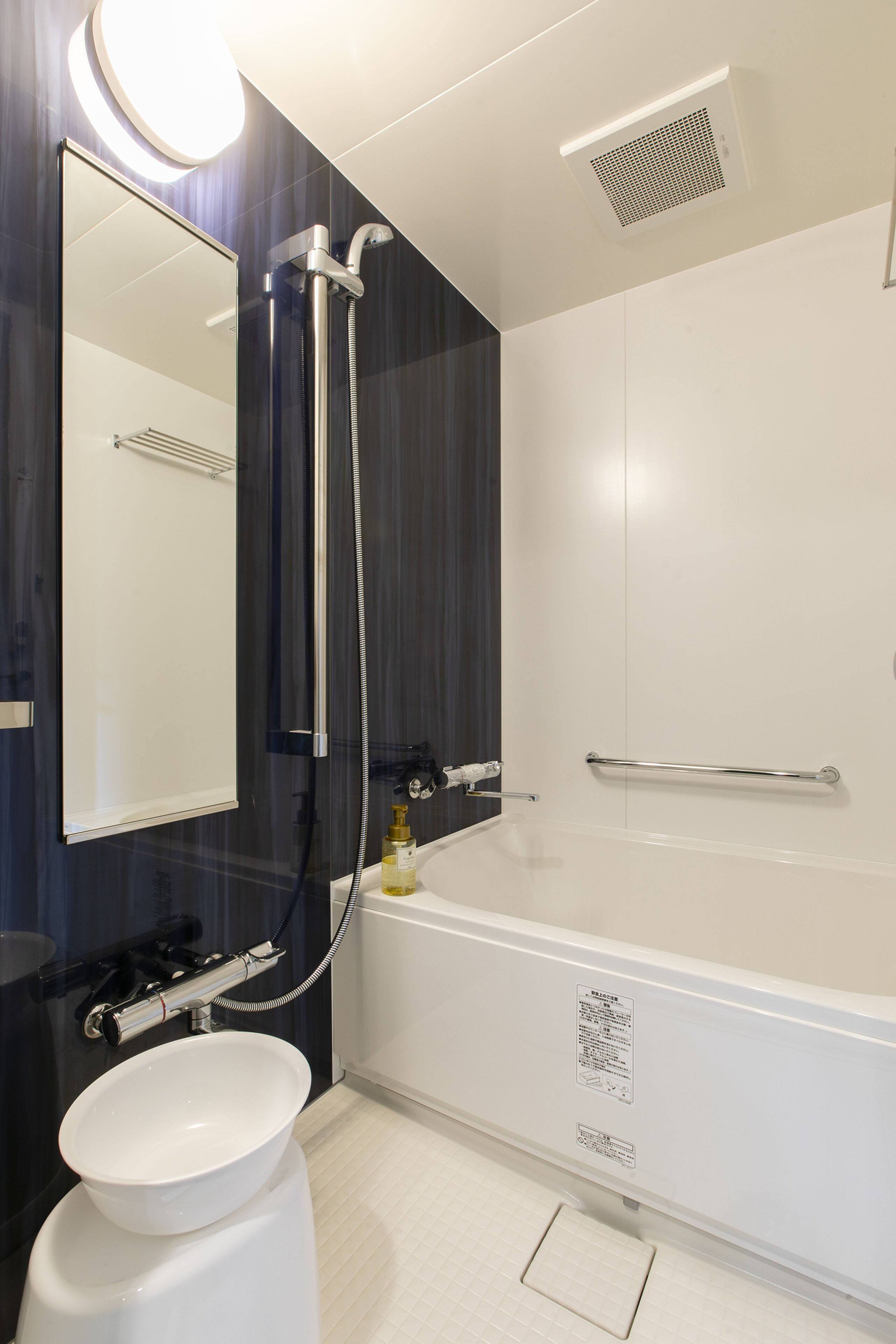 combined shower/bathtub, free toiletries, hair dryer, slippers