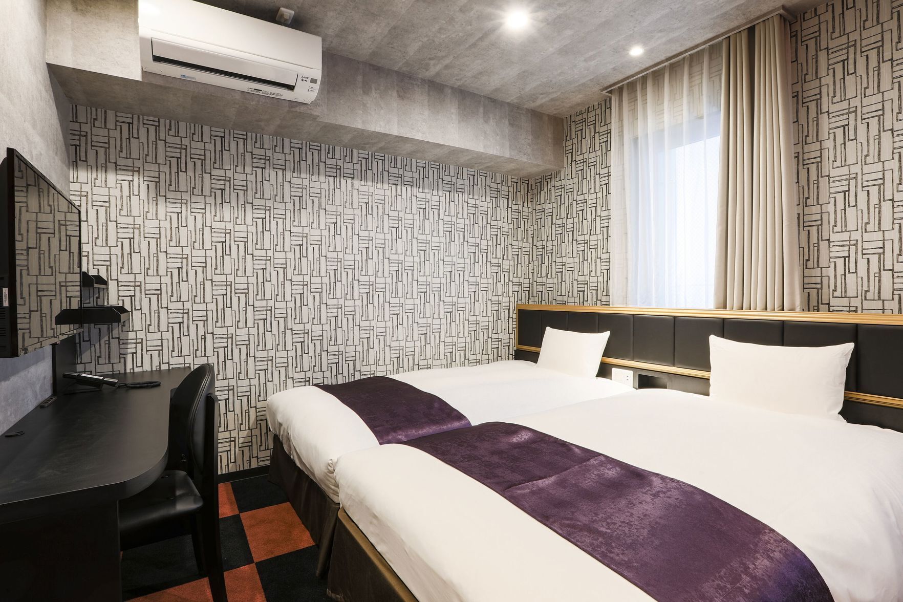 Cortinas opacas, tabla de planchar con plancha, wifi gratis